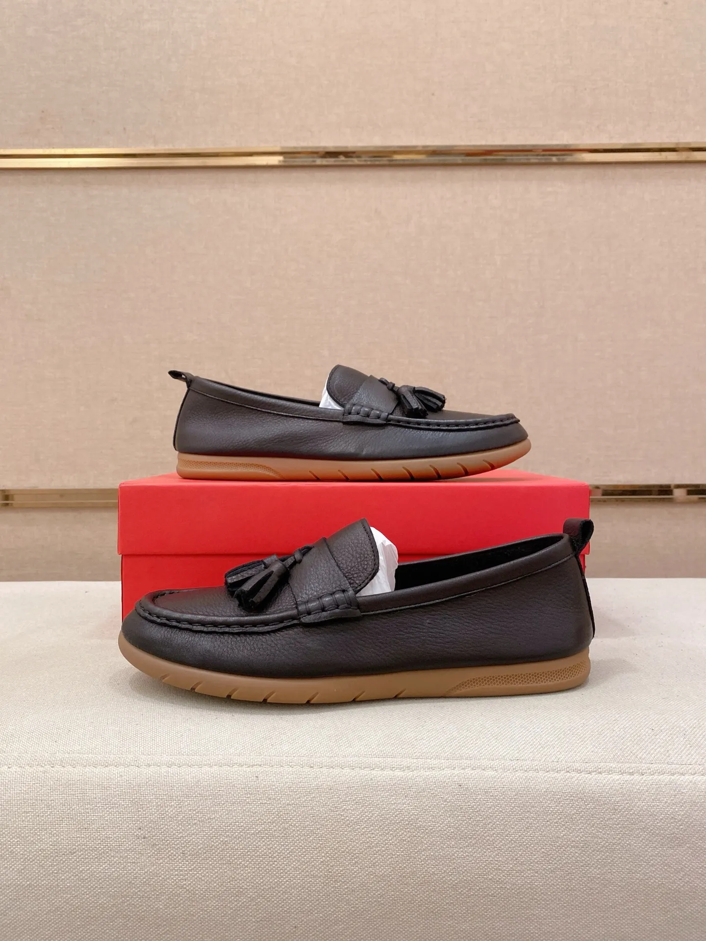 Factory price 500💰 Original Ferragamo men's shoes! The world's top brands...Luxury quality...//Fashion and high-end footwear 👍💪🏻...give you a low-key luxury comfort experience👍. The upper is made of pure Italian imported original cowhide and sweat-absorbent sheepskin lining. It is comfortable and breathable, high-end and classy... luxurious and noble!! .. OEM factory shipment [Hug] stall.. Original board. Welcome to taste..38--44.
